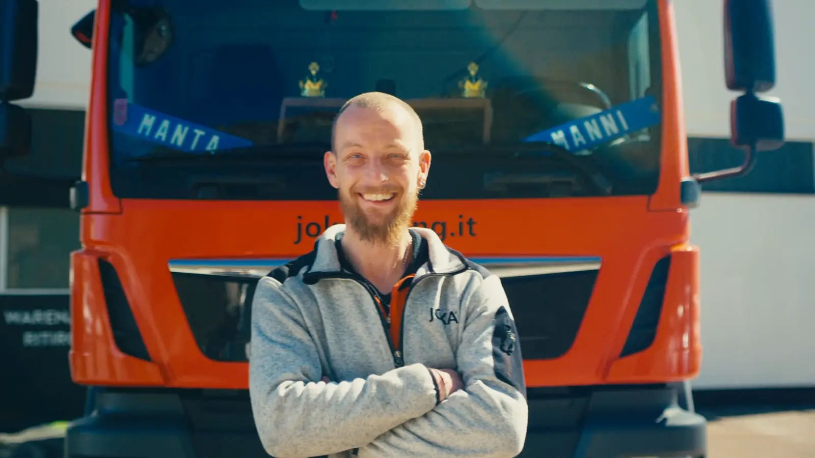 Mitarbeiter von Britex vor dem Lieferwagen