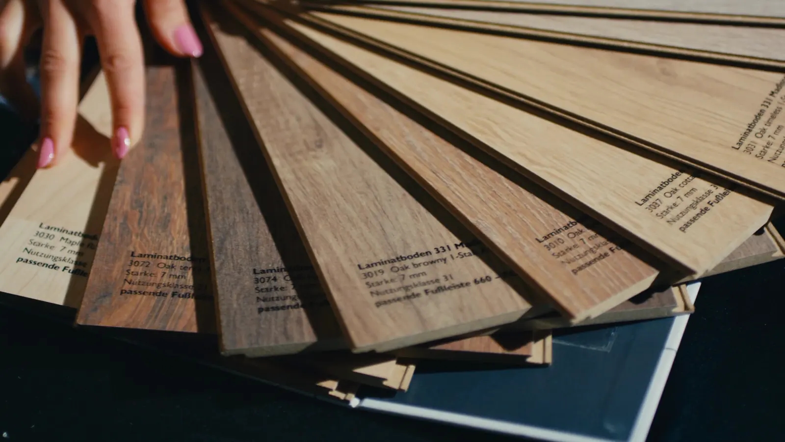 Fächer mit Mustern von Holzböden