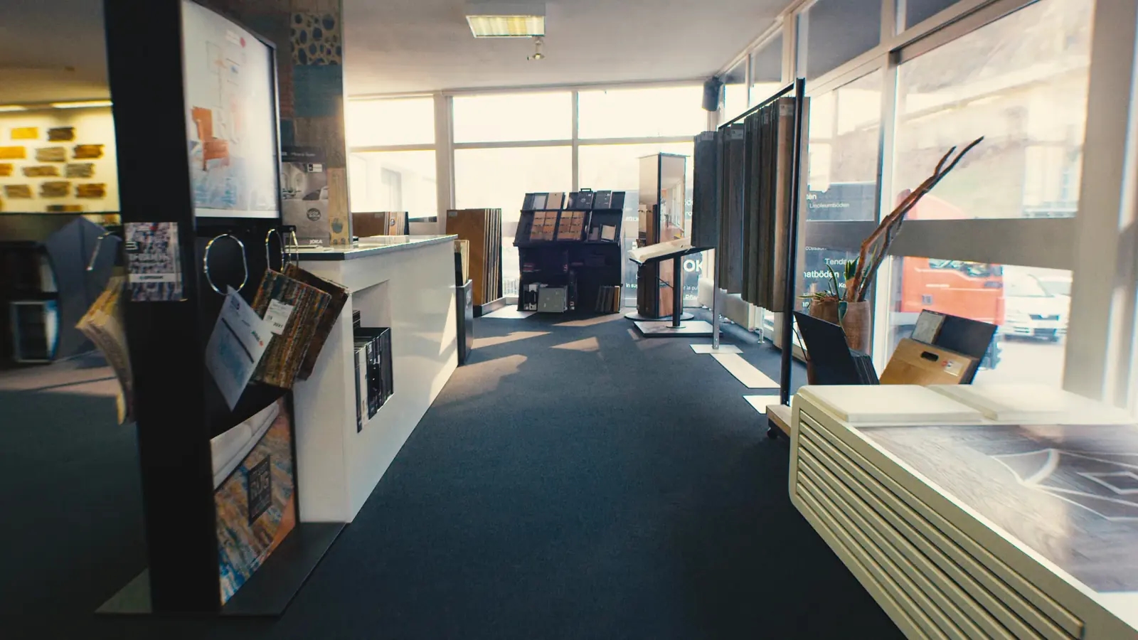 Showroom von Britex mit Musterständern